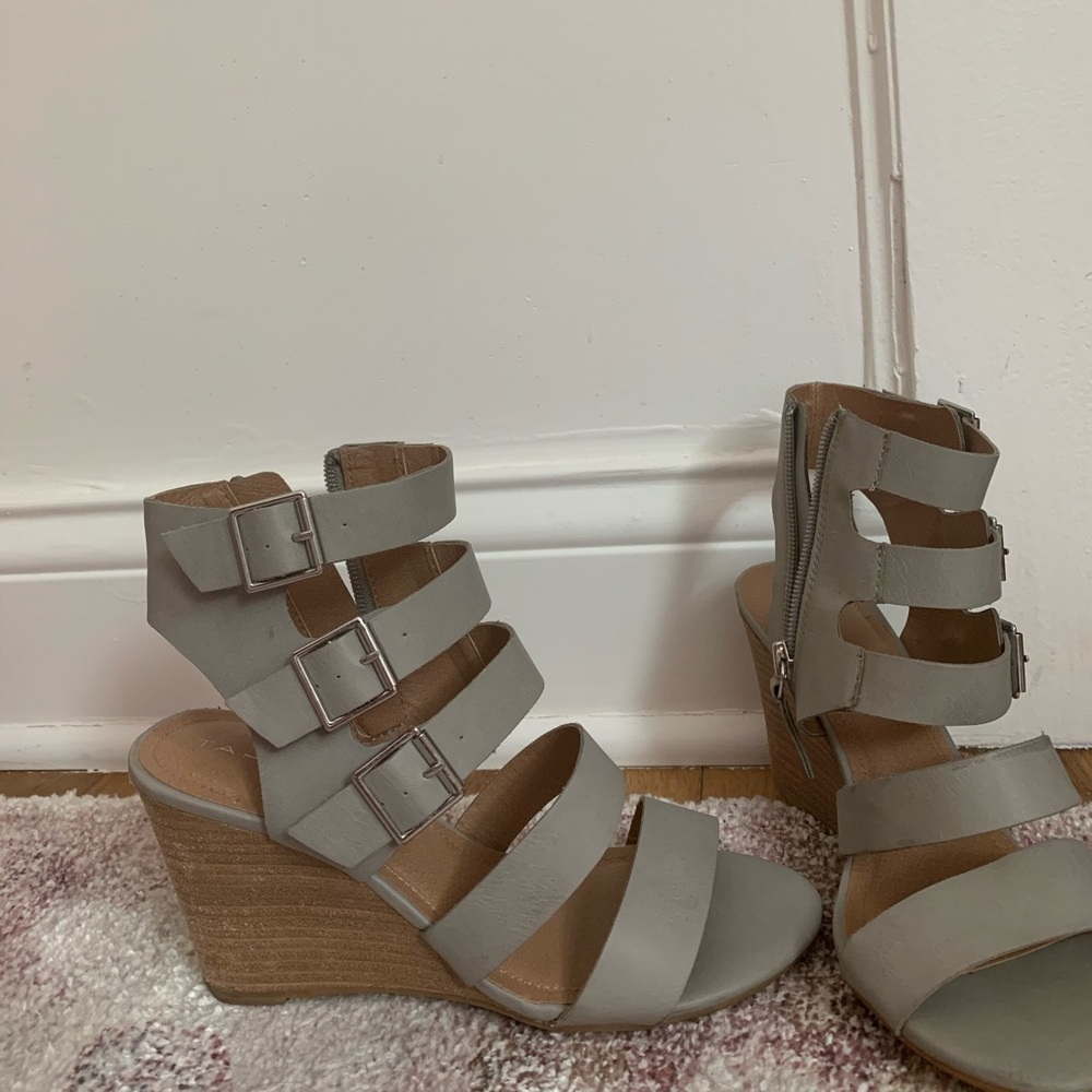 Tahari sandals